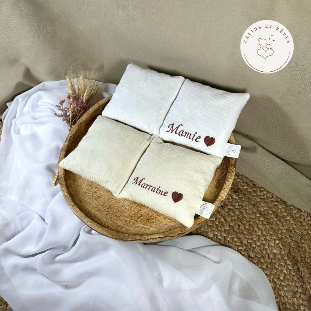 bouillotte sèche aux noyaux de cerises prénom écru et blanc