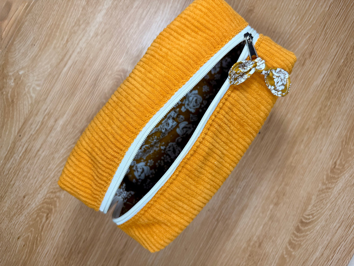 Calins et Reves Trousse de toilette personnalisée velours jaune bucolique moutarde