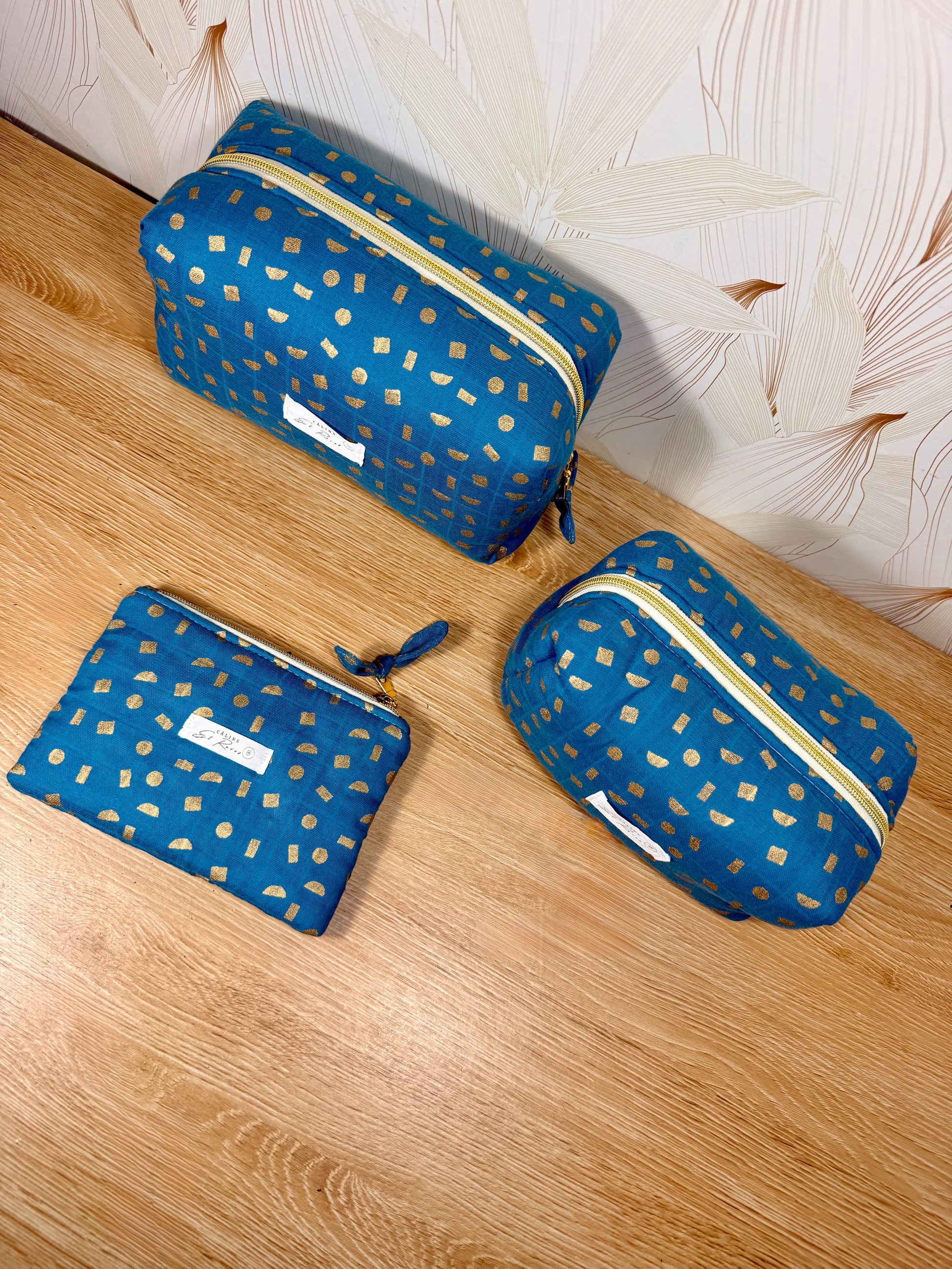 calins et reves trousse de toilette et petite pochette bleu et or